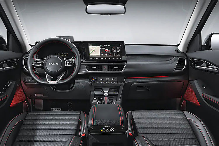 Điểm nhấn của phiên bản 1.4T GT-Line chính là phần viền ốp cản trước/sau, nẹp hông và ốp kẹp phanh được sơn màu đỏ nổi bật, cho phong cách thể thao ngay từ cái nhìn đầu tiên. Bản này còn có thêm logo GT-Line gắn ở phía trước và sau.