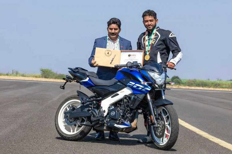 Stunter An Do lap ki luc boc dau xe may nhanh nhat the gioi