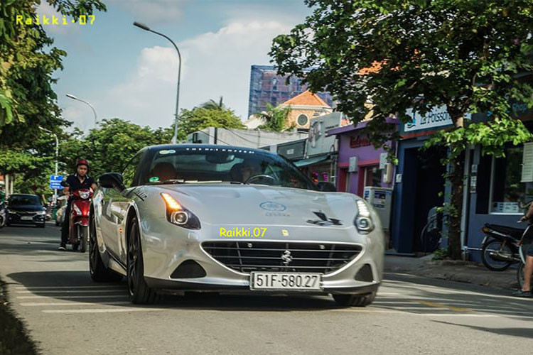 Những hình ảnh xuất hiện trên mạng xã hội cuối tuần qua cho thấy, các siêu xe như Ferrari 458 Spider, Ferrari California T, Ferrari F12 Berlinetta, Lamborghini Aventador LP700-4 độ DMC, Murcielago LP670-4 SV, Aston Martin Vanquish Volante và chiếc xe siêu sang Rolls-Royce Phantom Drophead Coupe được cho đi đổ xăng.