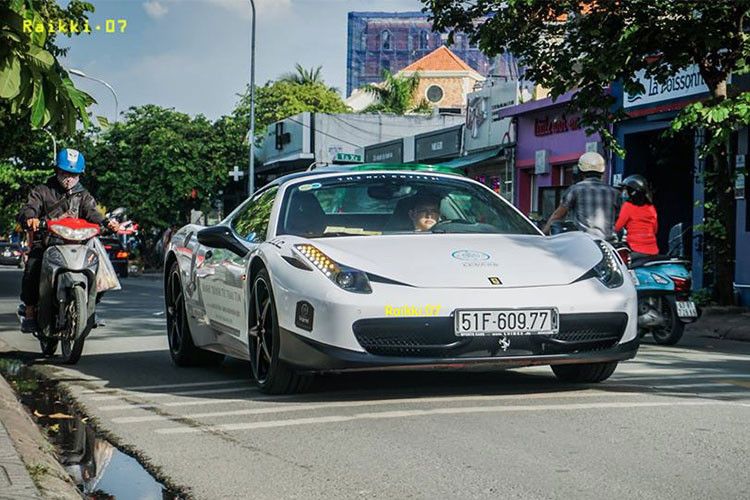 Số siêu xe này chia ra từng đợt đi đổ xăng nhằm tránh sự hiếu kỳ của người đi đường cũng như những người dân sinh sống gần đó theo dõi. Đáng chú ý trong số siêu xe đi tiếp nhiên liệu là chiếc Ferrari F12 Berlinetta được Chủ tịch Trung Nguyên mua vào đầu năm nay.