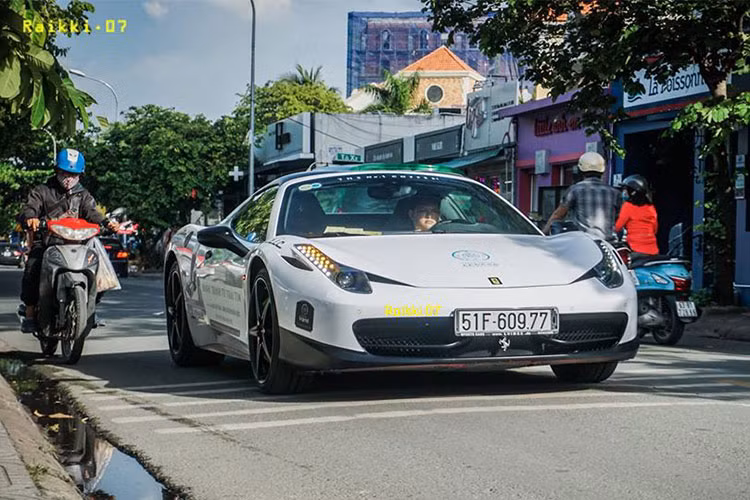 Số siêu xe này chia ra từng đợt đi đổ xăng nhằm tránh sự hiếu kỳ của người đi đường cũng như những người dân sinh sống gần đó theo dõi. Đáng chú ý trong số siêu xe đi tiếp nhiên liệu là chiếc Ferrari F12 Berlinetta được Chủ tịch Trung Nguyên mua vào đầu năm nay.