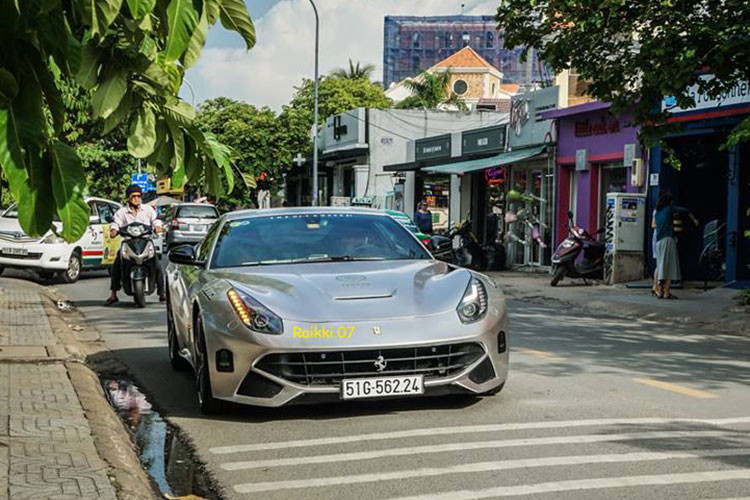 Cặp đôi Lamborghini Aventador LP700-4 độ DMC và Lamborghini Murcielago LP670-4 SV độc nhất vô nhị tại Việt Nam sẽ cùng nhau góp mặt vào hành trình siêu xe xuyên Việt của Trung Nguyên. Chiếc còn lại là Lamborghini Gallardo LP560-4 Spyder cũng thuộc diện độc nhất Việt Nam nhưng sẽ không tham dự vào sự kiện này.