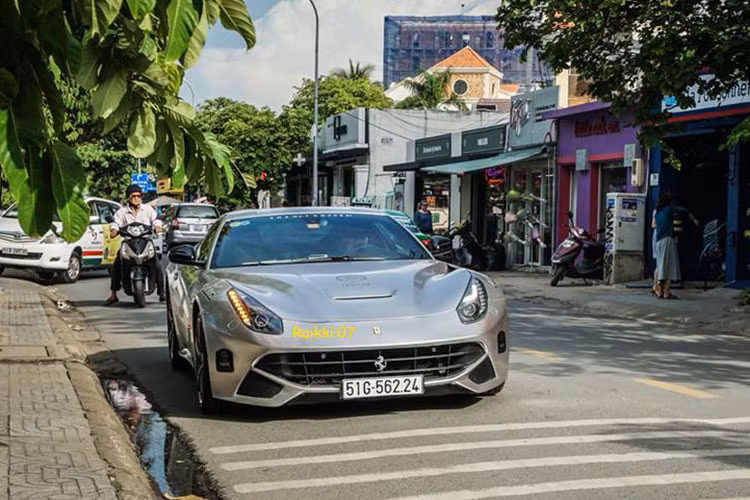 Cặp đôi Lamborghini Aventador LP700-4 độ DMC và Lamborghini Murcielago LP670-4 SV độc nhất vô nhị tại Việt Nam sẽ cùng nhau góp mặt vào hành trình siêu xe xuyên Việt của Trung Nguyên. Chiếc còn lại là Lamborghini Gallardo LP560-4 Spyder cũng thuộc diện độc nhất Việt Nam nhưng sẽ không tham dự vào sự kiện này.