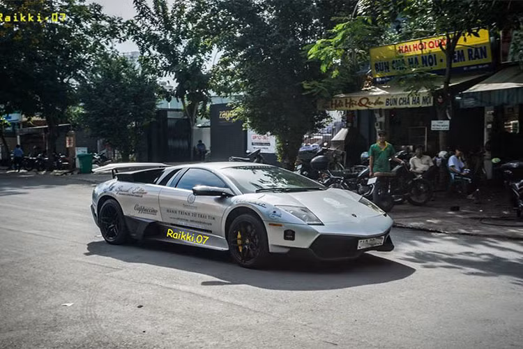 Chiếc siêu xe Lamborghini Murcielago LP670-4 SV độc nhất vô nhị tại Việt Nam tính đến thời điểm hiên tại. Mẫu "siêu bò hàng hiếm" này được mang số thứ tự 46/350 chiếc được sản xuất trên toàn thế giới.