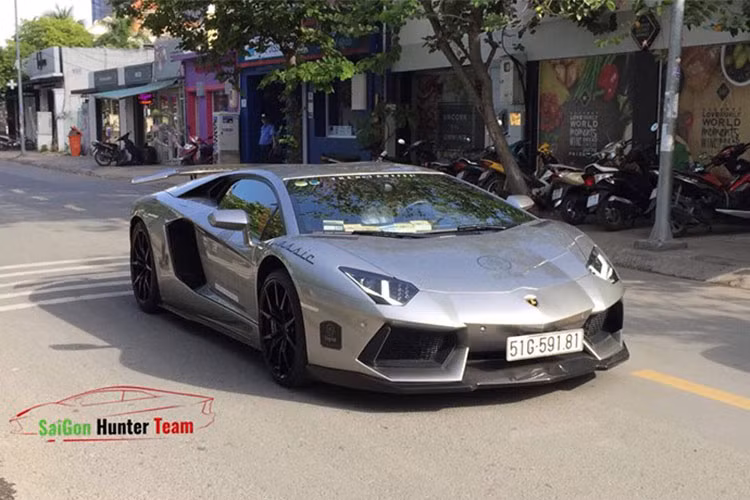 Trước đó, vào tháng 4/2018, Chủ tịch Trung Nguyên đã mua cùng lúc 2 chiếc siêu xe Lamborghini Aventador LP700-4 độ DMC và Lamborghini Murcielago LP670-4 SV. Tuy nhiên, để tránh bị soi mói, ông chủ hãng cà phê Trung Nguyên đã yêu cầu đơn vị bán xe bàn giao 2 chiếc siêu xe này theo 2 đợt khác nhau.