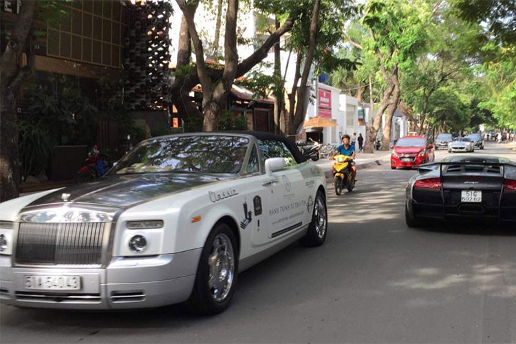 Vào cuối tuần vừa qua dàn siêu xe trăm tỷ của Chủ tịch Trung Nguyên - ông Đặng Lê Nguyên Vũ đã được các tài xế thay nhau lái từ biệt thự quận 2, TP HCM đến các cây xăng để tiếp nhiên liệu nhằm chuẩn bị tham gia vào một cuộc diễu hành độc đáo dự kiến tổ chức vào 9h sáng nay.