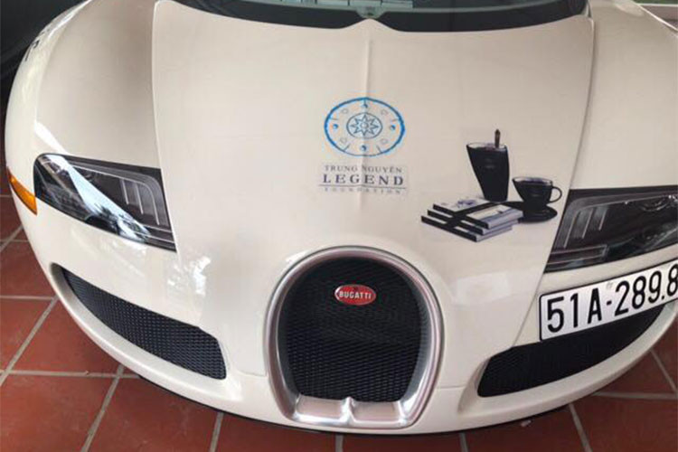 Sự kiện diễu hành siêu xe của Trung Nguyên vào hôm nay cũng sẽ gây chú ý khi có sự góp mặt của siêu xe Bugatti Veyron. Hiện "ông hoàng tốc độ" đã được dán thông điệp của hành trình siêu xe này và trước nắp capô còn xuất hiện hình ảnh 2 ly cà phê cùng các quyển sách và thương hiệu cà phê mới của Trung Nguyên.