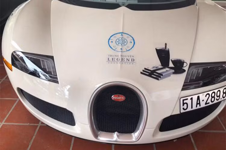 Sự kiện diễu hành siêu xe của Trung Nguyên vào hôm nay cũng sẽ gây chú ý khi có sự góp mặt của siêu xe Bugatti Veyron. Hiện "ông hoàng tốc độ" đã được dán thông điệp của hành trình siêu xe này và trước nắp capô còn xuất hiện hình ảnh 2 ly cà phê cùng các quyển sách và thương hiệu cà phê mới của Trung Nguyên.