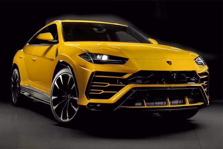 Về thiết kế, siêu SUV Lamborghini Urus là một trong những mẫu siêu xe Lamborghini ấn tượng nhất trong những năm gần đây. Dù là một chiếc SUV, tuy nhiên với tỉ lệ chiều cao của các cửa kính so với thân xe chỉ là 1/3 cùng với những đường nét cực kỳ góc cạnh, Urus có kiểu dáng rất dữ dằn giống như những chiếc siêu xe thể thao truyền thống.
