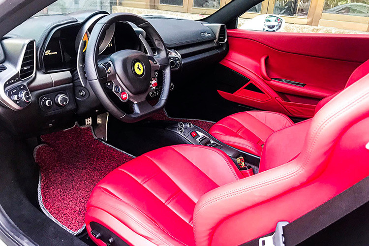 Nội thất của xe được bọc da cao cấp đỏ rực đối lập với ngoại thất trắng, loại da được trang bị cho xe chỉ xuất hiện trên những siêu xe và xe sang. Trang bị bên trong xe cũng hiện đại không hề kém cạnh những mẫu xe thể thao đời mới đang lăn bánh trên thị trường hiện này.