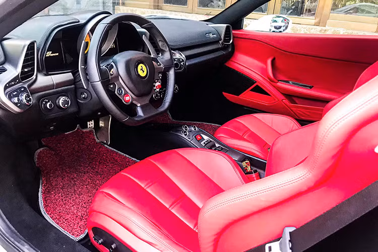 Nội thất của xe được bọc da cao cấp đỏ rực đối lập với ngoại thất trắng, loại da được trang bị cho xe chỉ xuất hiện trên những siêu xe và xe sang. Trang bị bên trong xe cũng hiện đại không hề kém cạnh những mẫu xe thể thao đời mới đang lăn bánh trên thị trường hiện này.