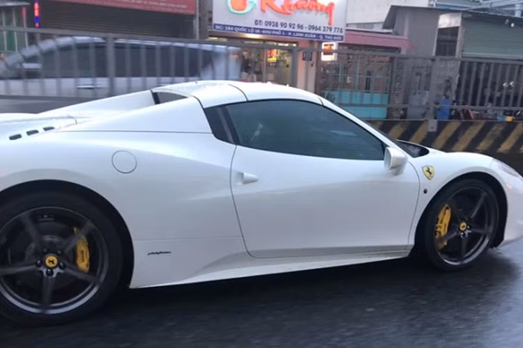 Hot girl này nhận bàn giao chiếc siêu xe Ferrari 458 Spider biển tứ quý 8 của nước bạn Lào vào chiều ngày 18/7/2019. Hiện đây là chiếc Ferrari 458 Spider thứ 2 có mặt tại Việt Nam. Chiếc đầu tiên vẫn nằm trong bộ sưu tập siêu xe của ông Đặng Lê Nguyên Vũ, Chủ tịch Trung Nguyên.
