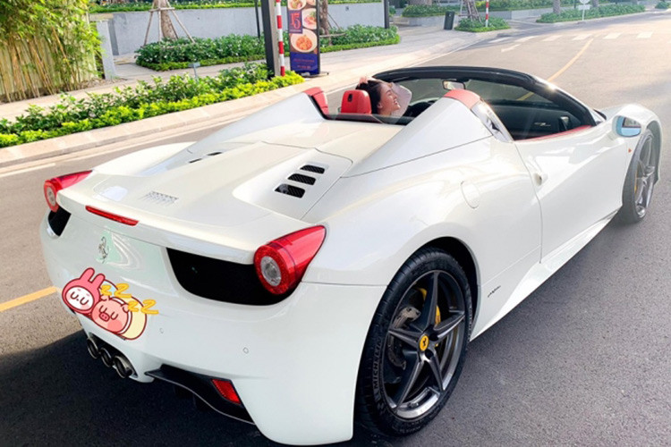 Vừa qua, hình ảnh chiếc siêu xe Ferrari 458 Spider mang biển "tứ quý" 8 của nước Lào xuất hiện tại thành phố Vinh, tỉnh Nghệ An đã gây bất ngờ lớn cho giới mê xe Việt Nam. Tuy nhiên chưa dừng lại đó, mới đây siêu xe mui trần Ferrari 458 Spider này đã bị bắt gặp lăn bánh tại TP HCM.