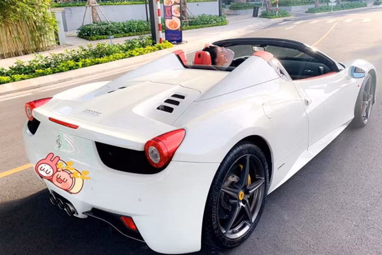 Vừa qua, hình ảnh chiếc siêu xe Ferrari 458 Spider mang biển "tứ quý" 8 của nước Lào xuất hiện tại thành phố Vinh, tỉnh Nghệ An đã gây bất ngờ lớn cho giới mê xe Việt Nam. Tuy nhiên chưa dừng lại đó, mới đây siêu xe mui trần Ferrari 458 Spider này đã bị bắt gặp lăn bánh tại TP HCM.