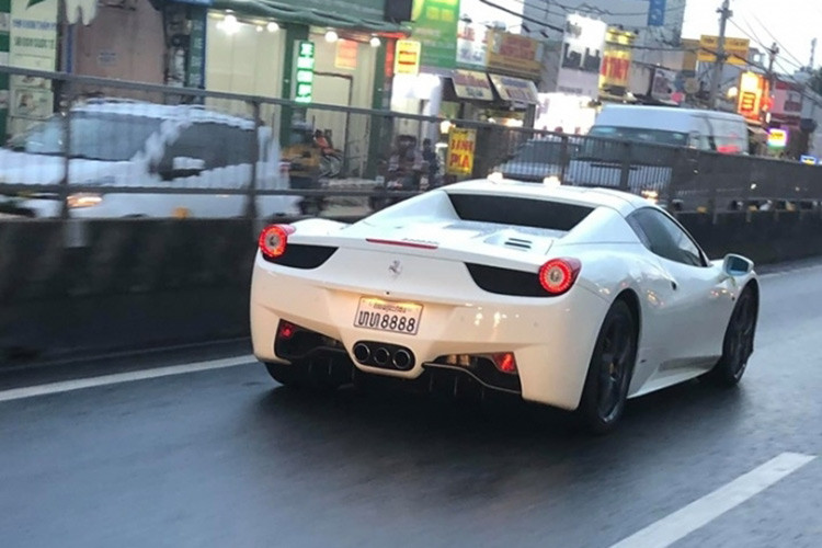 Siêu xe Ferrari 458 Spider mang biển "tứ quý" 8 của nước bạn Lào rất đẹp mắt của hot girl Sài thành sở hữu ngoại thất sơn màu trắng đi kèm bộ mâm sơn màu tối và kẹp phanh màu vàng nổi bật. Phía đuôi xe là bộ ống xả "3 nòng" thiết kế chính giữa đầy chất thể thao.