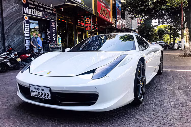 Được biết, mức giá xe Ferrari 458 Spider tại thị trường Mỹ là 243.090 USD (khoảng 5,5 tỷ đồng). Tuy nhiên khi về tới Việt Nam, để hoàn thành các khoản thuế, phí và ra biển trắng, chiếc siêu ngựa này sẽ "thâm hụt hầu bao" của chủ nhân tương lai khoảng 15 tỷ đồng và chiếc xe biển Lào này hiện rất khó đoán giá.