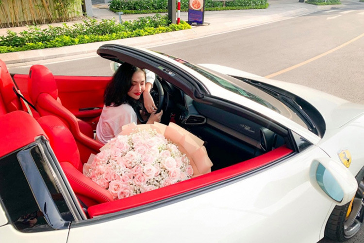 Ferrari 458 Spider sở hữu thiết kế khí động học cao một phần nhờ các cánh gió có thể điều chỉnh ở cả đầu và đuôi xe. So với phiên bản Ferrari 458 Italia, siêu xe mui trần Ferrari 458 Spider sử dụng loại mui xếp cứng có thể đóng hoặc mở mui chỉ trong thời gian từ 14 đến 16 giây.