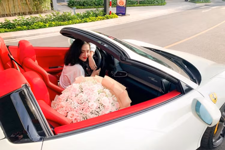 Ferrari 458 Spider sở hữu thiết kế khí động học cao một phần nhờ các cánh gió có thể điều chỉnh ở cả đầu và đuôi xe. So với phiên bản Ferrari 458 Italia, siêu xe mui trần Ferrari 458 Spider sử dụng loại mui xếp cứng có thể đóng hoặc mở mui chỉ trong thời gian từ 14 đến 16 giây.