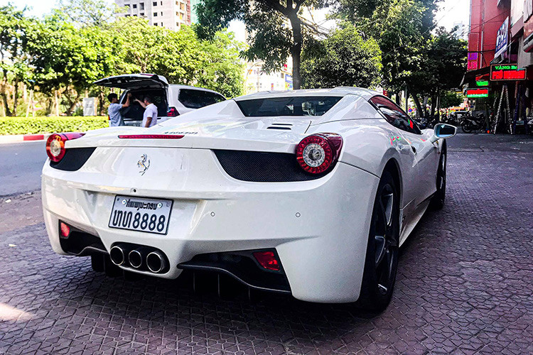 Phiên bản mui trần của Ferrari 458 Italia sử dụng động cơ V8, dung tích 4.5 lít, sản sinh công suất tối đa 562 mã lực tại vòng tua 9.000 vòng/phút và mô-men xoắn cực đại 540 Nm. Động cơ kết hợp với hộp số ly hợp kép 7 cấp, nhờ đó, siêu xe mui trần Ferrari 458 Spider mất 3,4 giây để tăng tốc lên 100 km/h từ vị trí xuất phát trước khi đạt tốc độ tối đa 320 km/h.