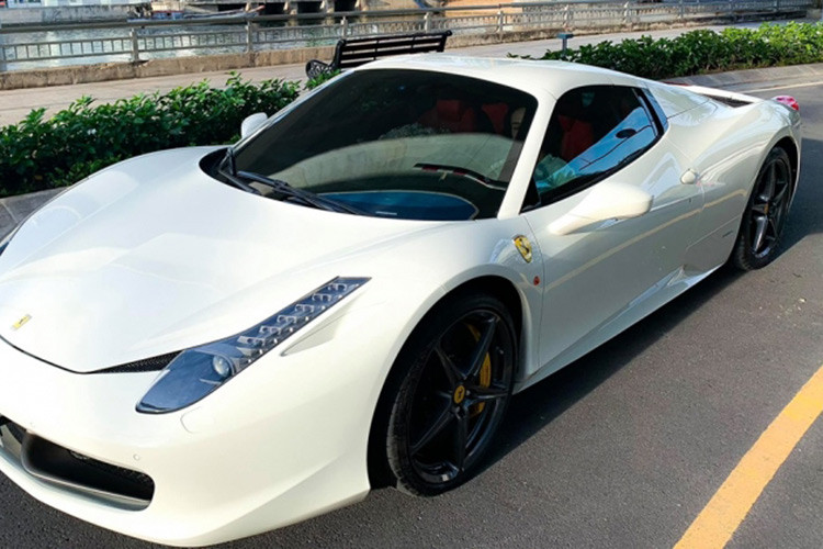 Theo thông tin người đăng tải bức ảnh, chiếc siêu xe Ferrari 458 Spider bị "tóm gọn" khi di chuyển qua Quốc lộ 1K, quận Thủ Đức, TP HCM trong chiều ngày 19/7/2019. Chỉ ít giờ sau đó, người điều khiển "bạch mã" Ferrari 458 Spider này đã lộ diện là một hot girl khá xinh đẹp và nổi tiếng trên mạng xã hội.