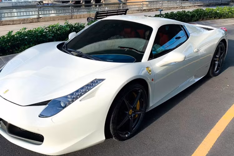 Theo thông tin người đăng tải bức ảnh, chiếc siêu xe Ferrari 458 Spider bị "tóm gọn" khi di chuyển qua Quốc lộ 1K, quận Thủ Đức, TP HCM trong chiều ngày 19/7/2019. Chỉ ít giờ sau đó, người điều khiển "bạch mã" Ferrari 458 Spider này đã lộ diện là một hot girl khá xinh đẹp và nổi tiếng trên mạng xã hội.