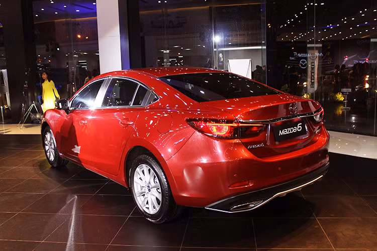  Ngoài ra, Mazda 6 2017 còn sở hữu các hệ thống an toàn tiêu chuẩn bao gồm; hệ thống chống bó cứng ABS, phân bố lực phanh điện tử EBD, cân bằng điện tử DSC, cảnh báo chống trộm, 6 túi khí an toàn, cảm biến trước và sau hỗ trợ đỗ xe. camera lùi...