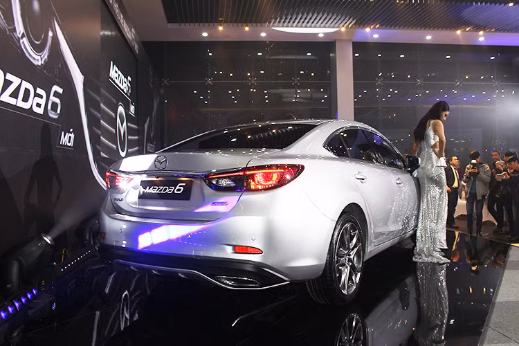 Đuôi xe được thiết kế với một thanh kim loại mạ crom kiêm tay cầm cửa cốp nối hai đèn sau với nhau. Vị trí pad biển số được làm lõm nhẹ, phía dưới là cản sau với các cảm biến cùng 2 đèn phản quang phụ. Dưới cùng là cản sau được làm bằng nhựa sơn đen sần và hai ống xả đơn.