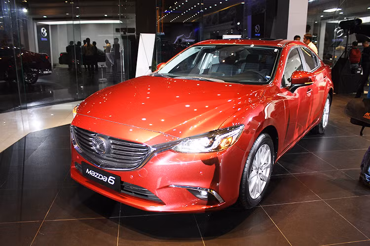 Tại thị trường Việt Nam, giá bán cụ thể mà Thaco Trường Hải niêm yết cho Mazda6 phiên bản 2017 trên thị trường là; 975 triệu đồng cho phiên bản tiêu chuẩn; 1,020 tỷ đồng cho phiên bản Premium 2.0L và 1,175 tỷ đồng cho phiên bản Premium 2.5L.