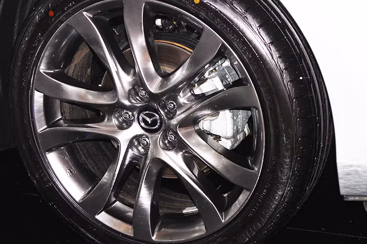 Mâm xe có kích thước lên đến 19 inch tùy từng phiên bản, bộ la zăng hợp kim 5 chấu kép được sơn phủ màu xám bóng. Gương chiếu hậu ngoài chỉnh/gập bằng điện và tích hợp đèn báo LED.