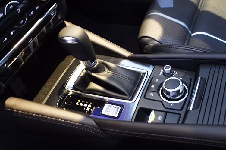 Tại thị trường Việt Nam, Mazda6 2017 sẽ được Thaco Trường Hải phân phối với 3 phiên bản. Trong đó, 2 phiên bản tiêu chuẩn và Premium sử dụng động cơ 2.0L với công suất tối đa 153 mã lực và 1 phiên bản sử dụng động cơ 2.5L cho công suất tối đa 185 mã lực. Hộp số 6 cấp.