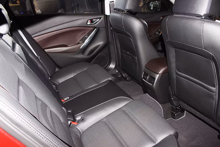 Hàng ghế sau của Mazda6 2017 khá rộng rãi, đủ chỗ cho 3 người. Đặc biệt, ở phiên bản 2.5l, các khách hàng cũng có thêm tùy chọn bọc nội thất trong da Nappa như các xe sang của Mercedes hay một số hãng khác.