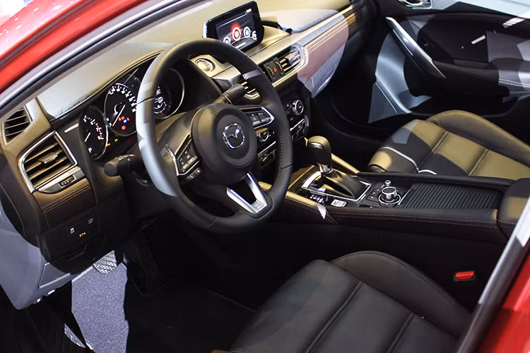 Bên trong nội thất Mazda6 2017, toàn bộ bảng táp-lô phía trước đã được thiết kế lại để trở nên gọn gàng hơn, theo phong cách tối giản. Nằm chính giữa bảng táp-lô là màn hình của hệ thống thông tin giải trí được đặt thẳng đứng theo dạng tablet, thay vì được bao quanh bởi bảng táp-lô.