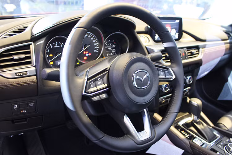 Trên Mazda6 2017, da bọc vô-lăng xe được thiết kế bằng công nghệ chidori của Nhật Bản như cách áp dụng trên CX-9 (có chức năng sưởi). Phiên bản mới này cũng có hiển thị kính lái HUD và yên tĩnh hơn nhờ kính cửa ghế trước dày hơn giúp giảm tiếng ồn so với trước.