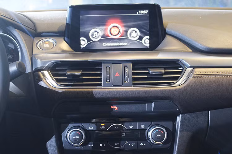 Hệ thống điều khiển trung tâm Mazda connect với màn hình cảm ứng 7inch tích hợp cụm nút xoay điều khiển; Ghế trước chỉnh điện, nhớ vị trí lái; Phanh tay điện tử điều khiển tự động thông minh. Ngoài ra, Mazda6 cũng trang bị hệ thống màn hình hiển thị thông tin ADD.