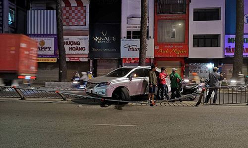 Xe sang Lexus va Honda CR-V gay truc, roi banh tai Sai Gon-Hinh-2