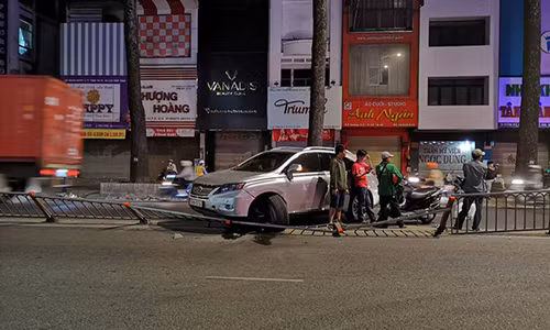 Xe sang Lexus va Honda CR-V gay truc, roi banh tai Sai Gon-Hinh-2