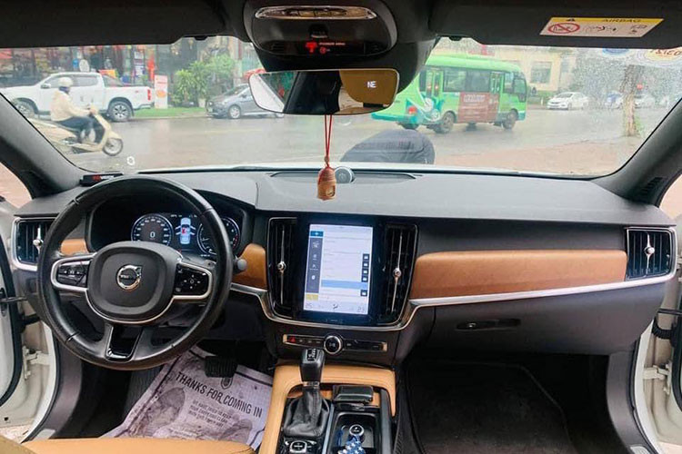 Bên trong nội thất xe Volvo S90 T5 Inscription sản xuất năm 2016 mang đậm tính truyền thống nhưng vẫn rất hiện đại với màn hình cảm ứng lớn nằm chiếm hết diện tích của bảng điều khiển trung tâm, đóng vai trò là hệ thống thông tin giải trí đồng thời là cụm nút điều khiển. Không chỉ sử dụng các vật liệu cao cấp như da và gỗ tự nhiên, nội thất của S90 còn gây ấn tượng bởi sự cầu kỳ tới từng tiểu tiết.