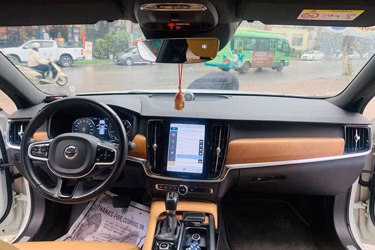 Bên trong nội thất xe Volvo S90 T5 Inscription sản xuất năm 2016 mang đậm tính truyền thống nhưng vẫn rất hiện đại với màn hình cảm ứng lớn nằm chiếm hết diện tích của bảng điều khiển trung tâm, đóng vai trò là hệ thống thông tin giải trí đồng thời là cụm nút điều khiển. Không chỉ sử dụng các vật liệu cao cấp như da và gỗ tự nhiên, nội thất của S90 còn gây ấn tượng bởi sự cầu kỳ tới từng tiểu tiết.