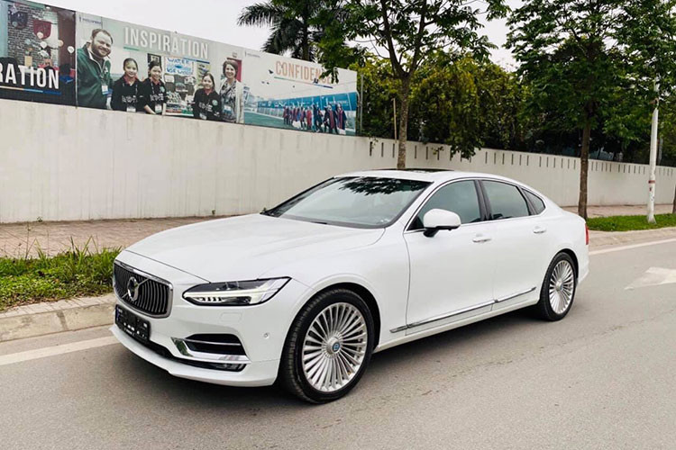 Tại thị trường Việt Nam, thời điểm mới về nước giá xe Volvo S90 2017 có mức bán ra khoảng 2,7 tỷ đồng. Chiếc xe trong bài viết này hiện đang được chủ nhân chào bán chỉ 1,7 tỷ đồng - khá cao so với mặt bằng chung hiện nay. Trong phân khúc sedan hạng trung sang trọng, nó được xe là đối thủ của Mercedes E-Class hay BMW 5 Series.