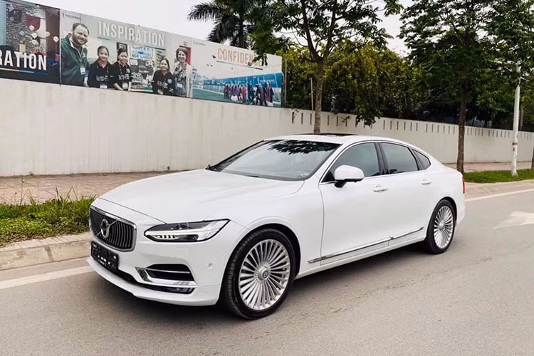 Tại thị trường Việt Nam, thời điểm mới về nước giá xe Volvo S90 2017 có mức bán ra khoảng 2,7 tỷ đồng. Chiếc xe trong bài viết này hiện đang được chủ nhân chào bán chỉ 1,7 tỷ đồng - khá cao so với mặt bằng chung hiện nay. Trong phân khúc sedan hạng trung sang trọng, nó được xe là đối thủ của Mercedes E-Class hay BMW 5 Series.
