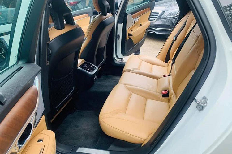 Phiên bản S90 được nhập khẩu về Việt Nam này là bản tầm trung T5 Inscription, được trang bị động cơ 4 xi-lanh tăng áp công suất tối đa 250 mã lực và mô-men xoắn cực đại 349 Nm. Dưới phiên bản này còn có bản T5 Momentum, trong khi chiếc S90 cao cấp nhất hiện nay là T6 AWD Momentum.