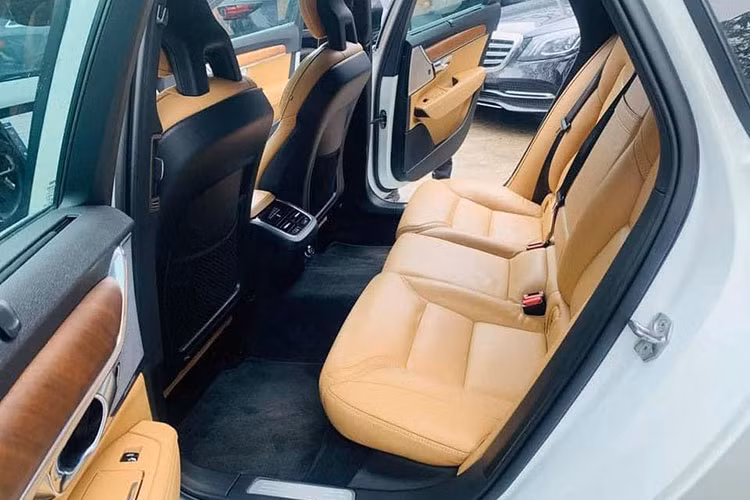 Phiên bản S90 được nhập khẩu về Việt Nam này là bản tầm trung T5 Inscription, được trang bị động cơ 4 xi-lanh tăng áp công suất tối đa 250 mã lực và mô-men xoắn cực đại 349 Nm. Dưới phiên bản này còn có bản T5 Momentum, trong khi chiếc S90 cao cấp nhất hiện nay là T6 AWD Momentum.