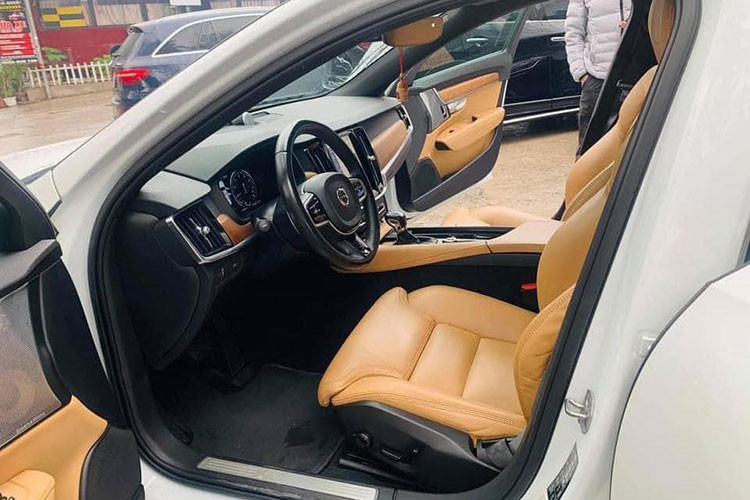 Thương hiệu xe ôtô Volvo nổi tiếng với các công nghệ an toàn đỉnh cao và S90 cũng không phải là ngoại lệ. Chiếc sedan hạng trung cao cấp này được trang bị hệ thống lái bán tự động Pilot Assist, IntelliSafe Assist, hệ thống cảnh báo khoảng cách với xe phía trước, tự động giữ ga có khả năng điều chỉnh tốc độ, hệ thống phanh tự động...