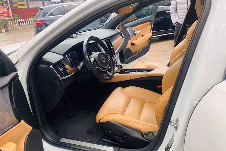 Thương hiệu xe ôtô Volvo nổi tiếng với các công nghệ an toàn đỉnh cao và S90 cũng không phải là ngoại lệ. Chiếc sedan hạng trung cao cấp này được trang bị hệ thống lái bán tự động Pilot Assist, IntelliSafe Assist, hệ thống cảnh báo khoảng cách với xe phía trước, tự động giữ ga có khả năng điều chỉnh tốc độ, hệ thống phanh tự động...