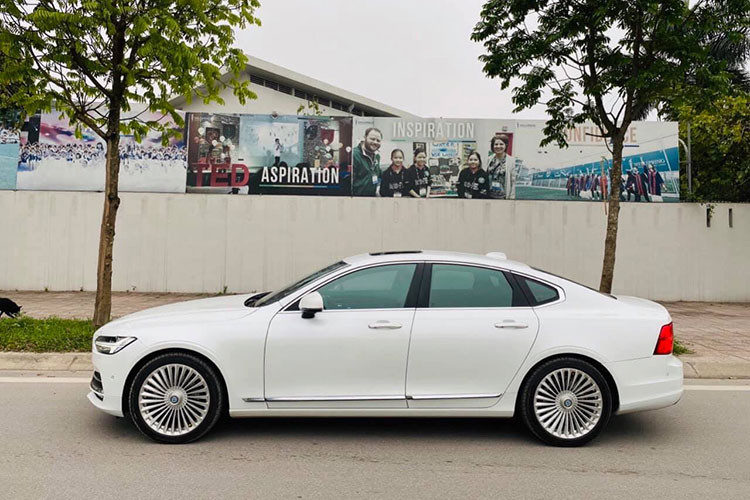 Volvo S90 Inscription sử dụng chung động cơ 2.0l 4 xi-lanh, tuy nhiên bản Momentum được trang bị cả tăng áp lẫn siêu nạp để cho công suất lên tới 316 mã lực. Với động cơ dung tích nhỏ, chiếc xe sẽ được lợi về thuế TTĐB. Phiên bản T5 Inscription này được trang bị hộp số tự động 8 cấp kết hợp với hệ dẫn động cầu trước.