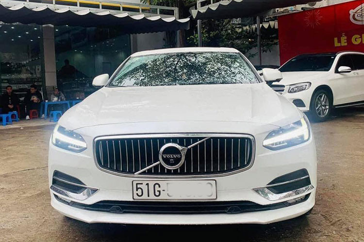 Về ngoại hình, chiếc xe Volvo S90 Inscription đời cũ này vẫn còn khá mới, nhưng đã lăn bánh được khoảng hơn 60.000 km. Xe sử dụng phong cách thiết kế mới nhất của Volvo, S90 mang "bộ mặt" đặc trưng tương tự chiếc XC90 trước đó với cặp đèn pha có các dải LED hình chữ T, lưới tản nhiệt nan dọc sang trọng và cản trước đơn giản.