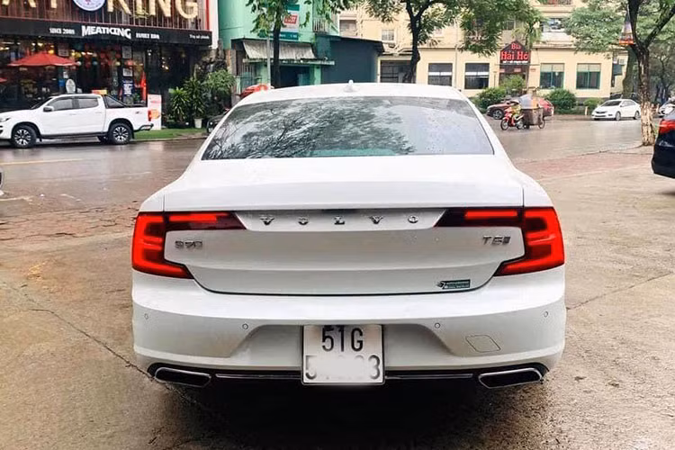 Từ hai bên thân xe, S90 sở hữu kiểu dáng thuôn mượt, đơn giản mang đậm phong cách Bắc Âu. Phần đuôi của xe có thiết kế gọn gàng nhưng sang trọng và hiện đại với cụm đèn hậu hình chữ C. Xe được trang bị bộ vành 10 cánh 19 inch, càng làm tăng sự sang trọng và thanh lịch cho chiếc xe.