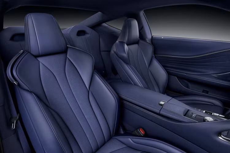 Bên cạnh đó, hệ thống Lexus Safety System+ 2.5 là trang bị tiêu chuẩn trên LC 500 và LC 500h 2025. Gói trang bị an toàn này bao gồm cảnh báo va chạm phía trước với khả năng phát hiện người đi bộ và đi xe đạp, phanh khẩn cấp tự động,...