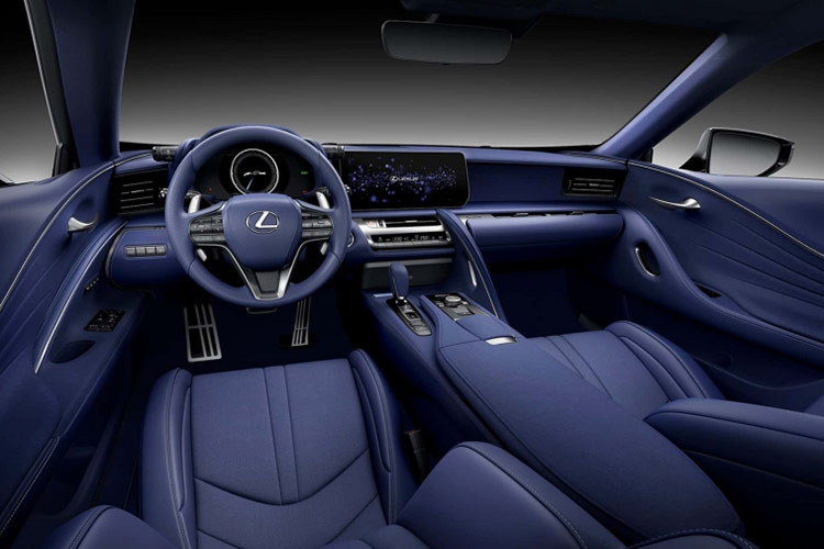 Bên trong cabin, xe được trang bị ghế trước có sưởi và thông gió, hệ thống âm thanh 12 loa, màn hình cảm ứng trung tâm 12,3 inch tích hợp Apple CarPlay và Android Auto không dây.