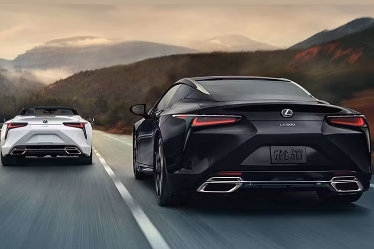 Về hệ truyền động, LC 500 2025 vẫn giữ nguyên cấu hình so với phiên bản trước. Xe sử dụng động cơ 5.0 V8 hút khí tự nhiên, sản sinh công suất tối đa 471 mã lực và mô-men xoắn cực đại 539 Nm, kết hợp với hộp số tự động 10 cấp. Xe có khả năng tăng tốc từ 0-97 km/h trong 4,6 giây và đạt tốc độ tối đa 270 km/h.